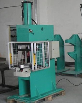 汽車行業(yè)如何運(yùn)用鉚接機(jī)提高組件質(zhì)量和生產(chǎn)效率？