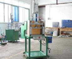 相比普通液壓鉚接機(jī)，氣液增壓鉚接機(jī)有什么不同