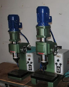 南京廠家怎么選擇合適的氣壓鉚接機(jī)？