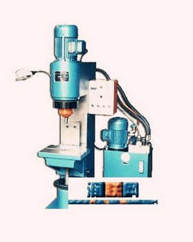 徑向鉚接機(jī)應(yīng)該如何操作？